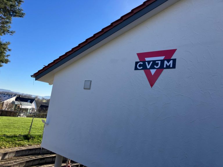 Das neue Logo wird montiert